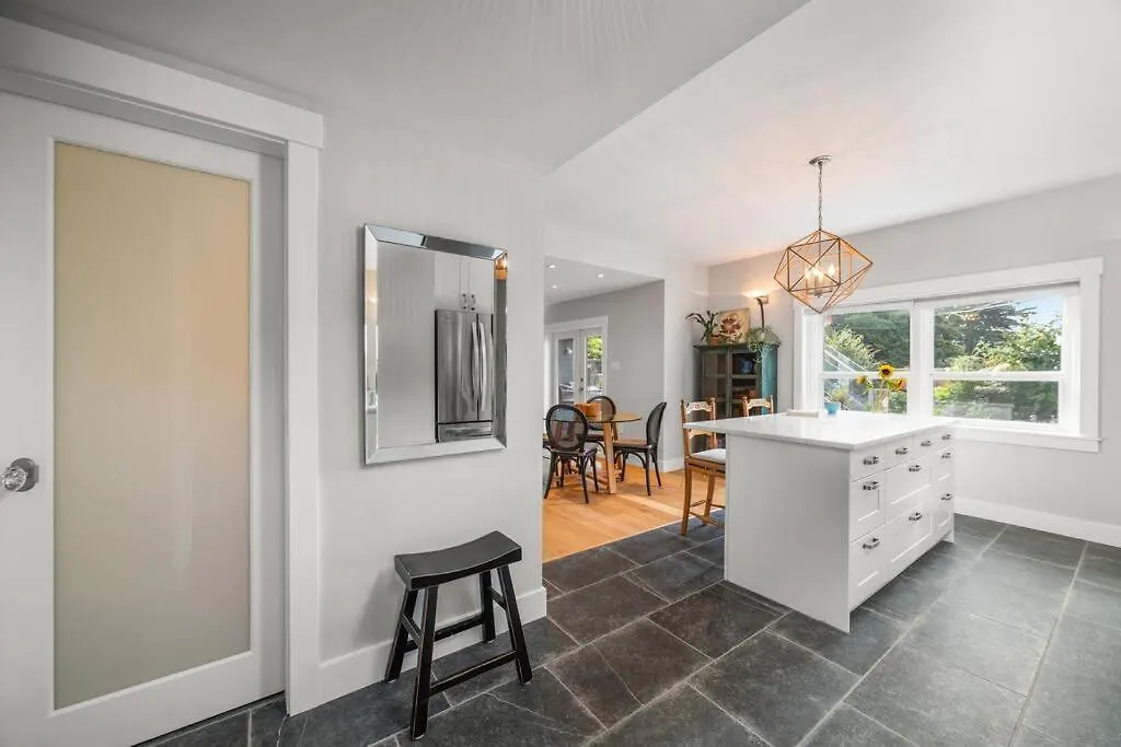 Waters Edge Apartment Victoria
